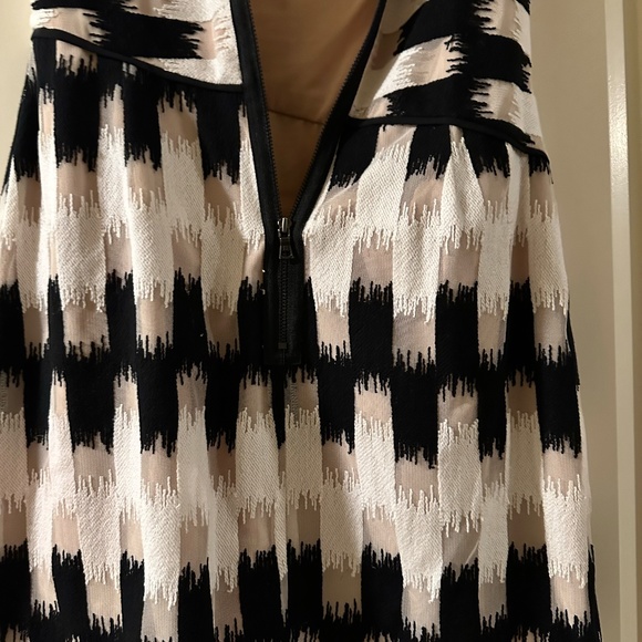 BCBGMaxAzria Black and White patterned Minidress in size 2 (Like New!) - Picture 5 of 8